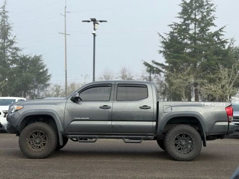 Used 2016 Toyota Tacoma TRD Off-Road image 2