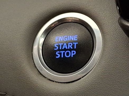 Used 2021 Toyota Highlander XLE AWD/4WD image 23