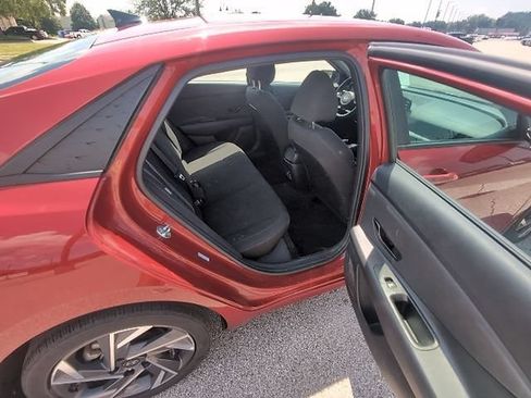 Used 2025 Hyundai Elantra Sport FWD image 4