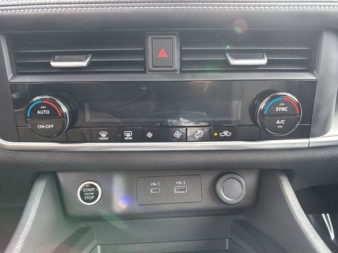 Used 2023 Nissan Rogue SV image 29