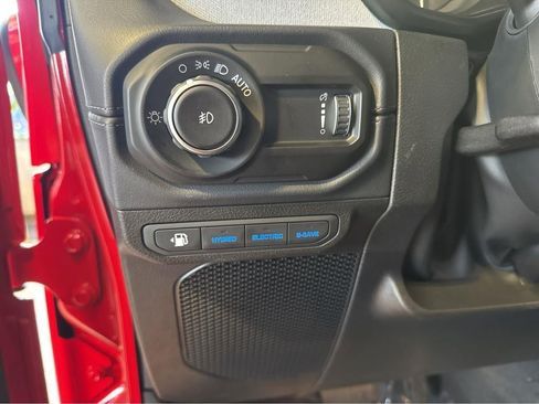 Used 2025 Jeep Wrangler Unlimited Sahara AWD/4WD image 16