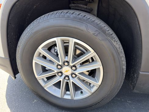 Used 2023 Chevrolet Traverse LT FWD image 39