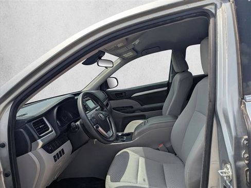 Used 2017 Toyota Highlander LE FWD image 12