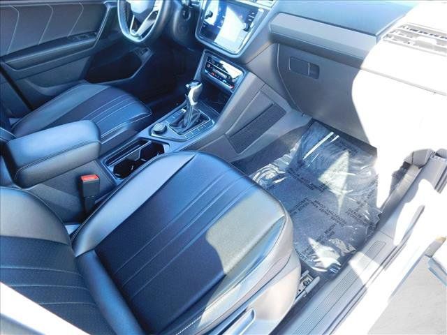 Used 2024 Volkswagen Tiguan SE AWD/4WD image 28