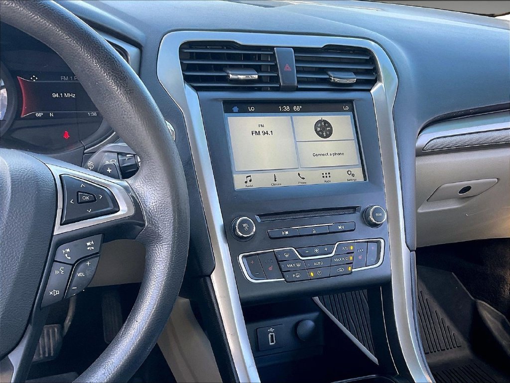 Used 2018 Ford Fusion SE w/ Fusion SE Technology Package FWD image 17