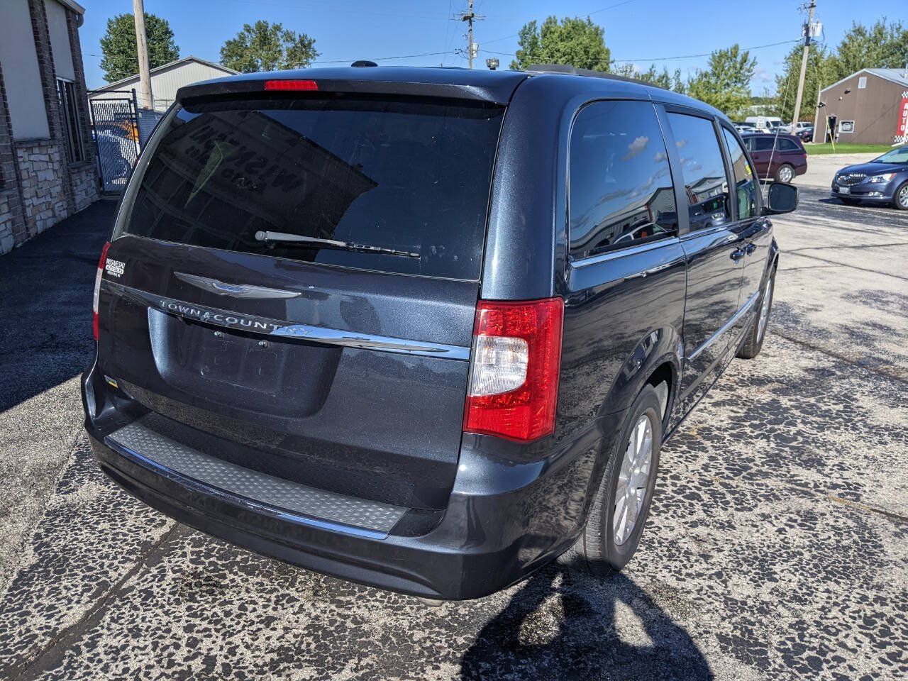Used 2014 Chrysler Town & Country Touring FWD image 3