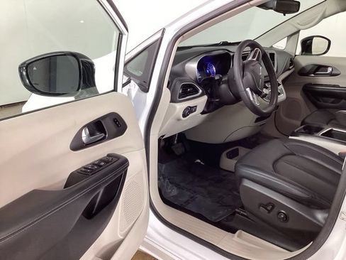 Used 2024 Chrysler Pacifica Limited FWD image 9