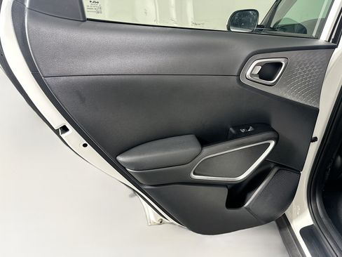 Used 2025 Kia Soul LX w/ LX Technology Package FWD image 27