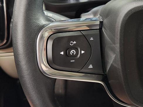 Used 2021 Volvo XC40 T5 Momentum w/ Premium Package image 49