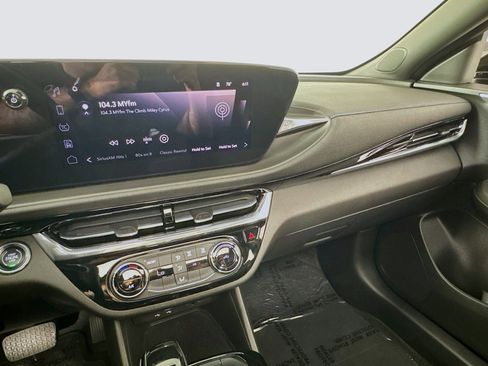 Used 2025 Buick Envista Sport Touring w/ Advanced Safety Package image 19