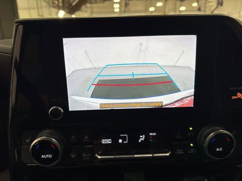 Used 2023 Toyota Highlander XLE image 11