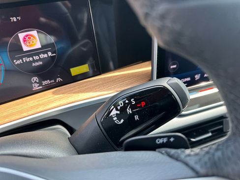 New 2026 Volkswagen Tiguan SEL R-Line image 12