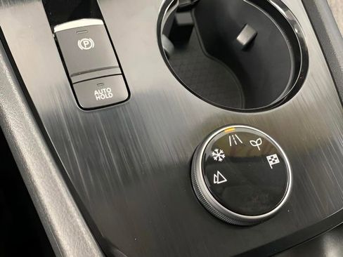 Used 2024 Nissan Rogue SV image 32