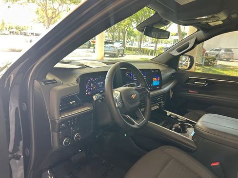 Used 2025 Chevrolet Suburban LS RWD image 6