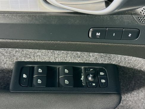 Used 2025 Volvo XC40 B5 Core image 24