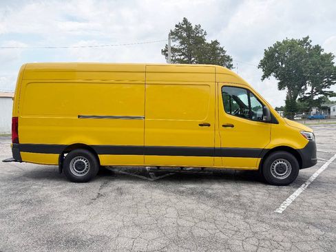 Used 2021 Mercedes-Benz Sprinter 2500 image 4