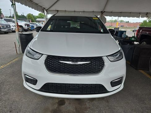 Used 2025 Chrysler Pacifica Select FWD image 5