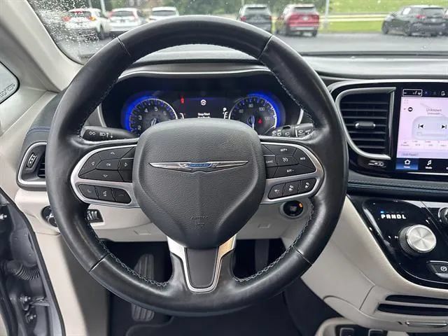Used 2021 Chrysler Pacifica Touring-L FWD image 9