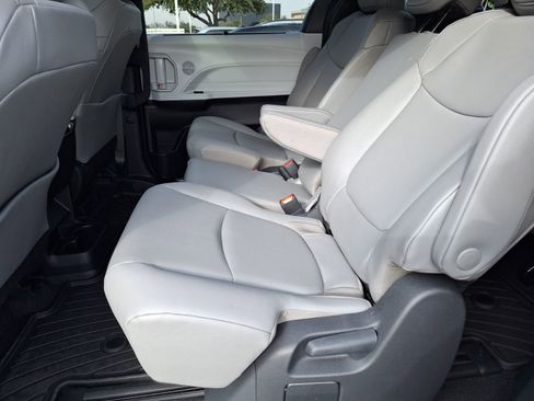 Used 2025 Toyota Sienna XLE image 31