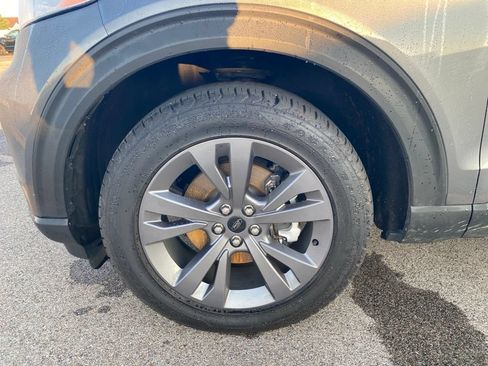 Used 2022 Ford Explorer XLT w/ Equipment Group 202A AWD/4WD image 16