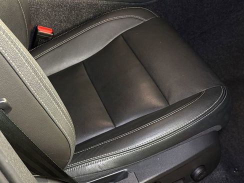 Used 2021 Volvo XC40 T5 Momentum w/ Premium Package image 12