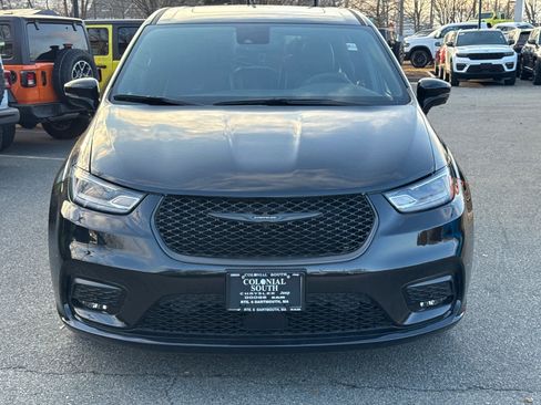 New 2023 Chrysler Pacifica Limited w/ Uconnect Theater Family Group image 40