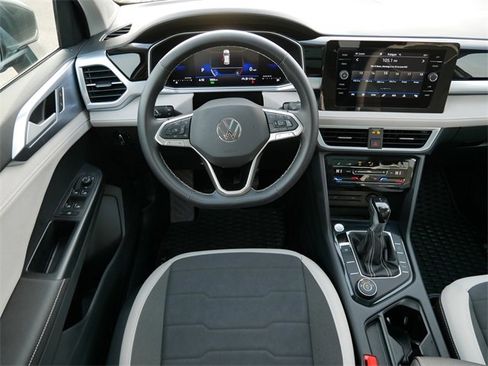 Certified 2025 Volkswagen Taos SE image 21
