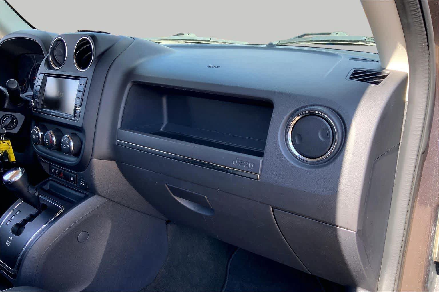 Used 2016 Jeep Patriot High Altitude FWD image 17