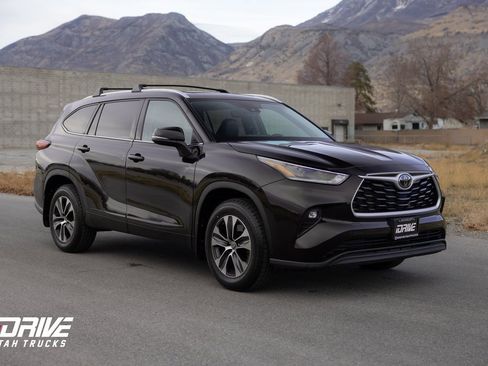 Used 2021 Toyota Highlander XLE image 1