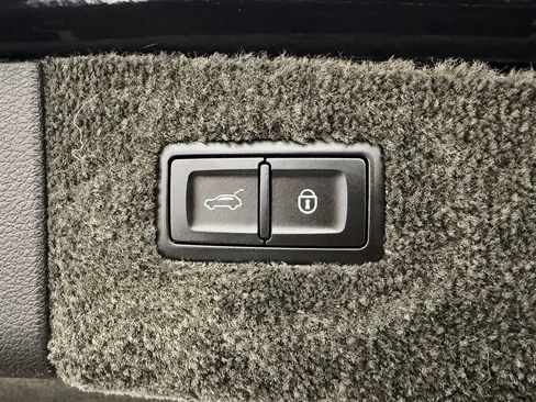 Used 2017 Bentley Bentayga AWD/4WD image 36