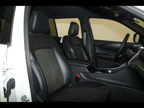 Used 2023 Jeep Grand Cherokee Altitude image 28