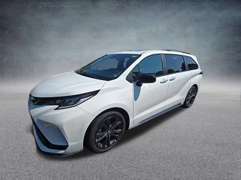 Used 2025 Toyota Sienna XSE FWD image 4