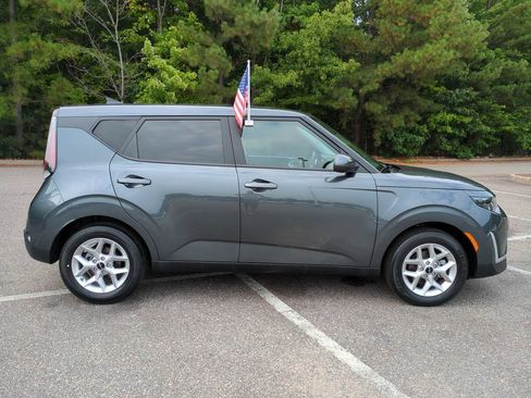Used 2025 Kia Soul LX w/ LX Technology Package FWD image 3