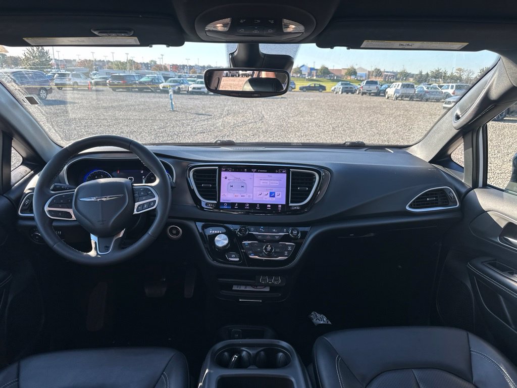 Used 2025 Chrysler Pacifica Select FWD image 18