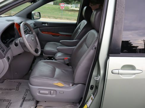 Used 2009 Toyota Sienna XLE FWD image 19