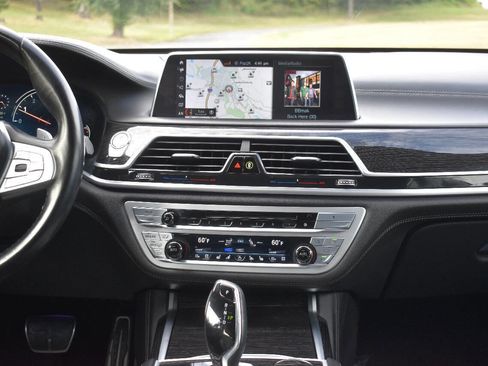 Used 2018 BMW 750i xDrive image 38