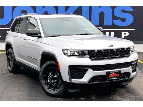 New 2026 Jeep Grand Cherokee Altitude image 2