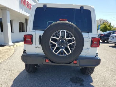 Used 2024 Jeep Wrangler Unlimited Sahara w/ Technology Group AWD/4WD image 8