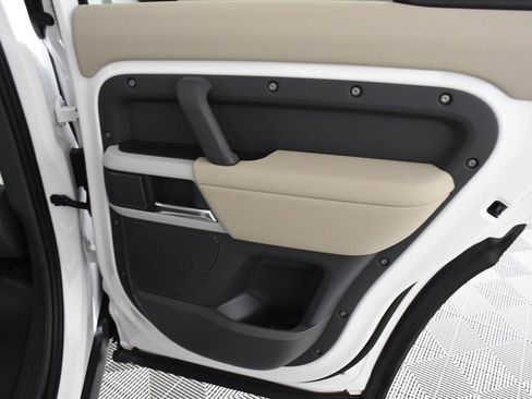 Used 2023 Land Rover Defender 110 SE image 21