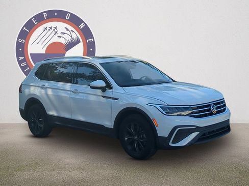 Certified 2024 Volkswagen Tiguan SE w/ Panoramic Sunroof Package FWD image 2