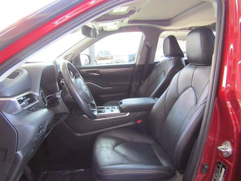 Used 2021 Toyota Highlander Limited FWD image 9