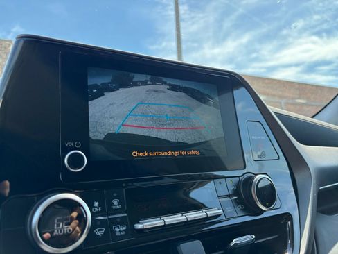 Used 2025 Toyota Highlander LE FWD image 25