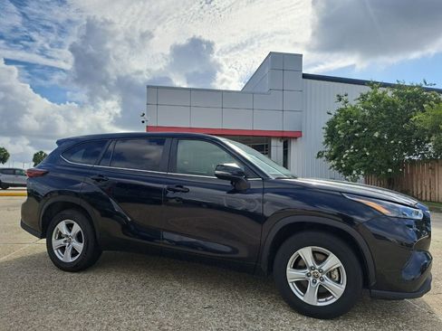 Used 2024 Toyota Highlander LE FWD image 3