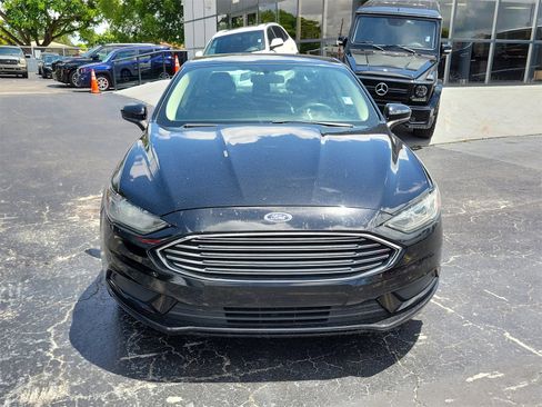 Used 2018 Ford Fusion SE w/ Fusion SE Technology Package image 2