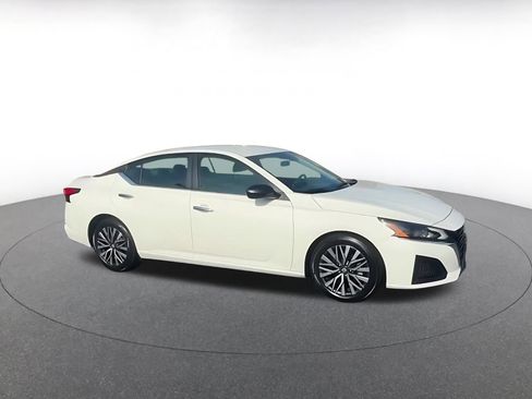 Used 2025 Nissan Altima 2.5 SV image 2