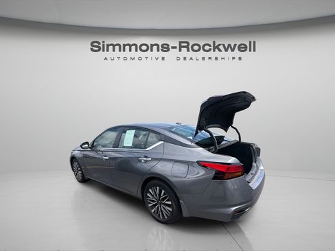 Used 2025 Nissan Altima 2.5 SV FWD image 2