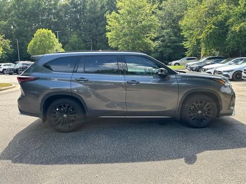 Used 2024 Toyota Highlander XSE FWD image 4