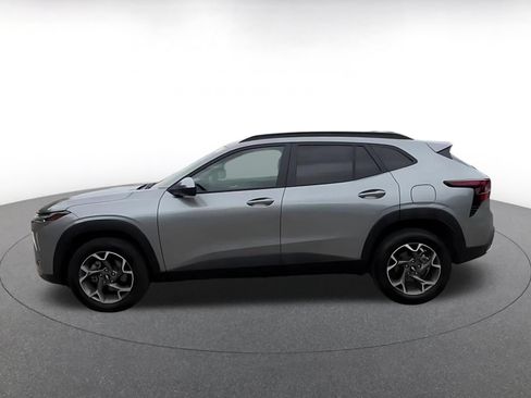 Used 2025 Chevrolet Trax LT FWD image 9