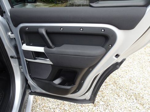 Used 2020 Land Rover Defender 110 SE image 25