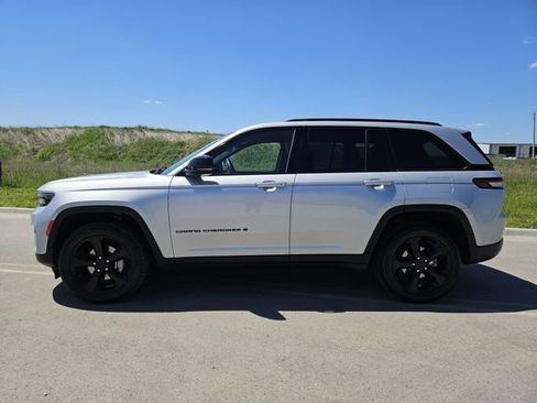 Used 2024 Jeep Grand Cherokee Altitude AWD/4WD image 4